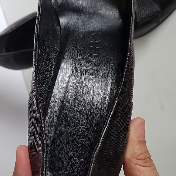 Burberry Black Leather Embossed Pump with Bow Detail - Picture 5 of 6